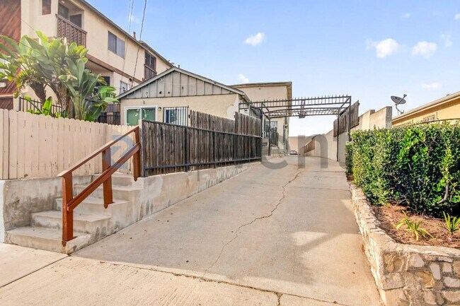 Building Photo - Unit 6