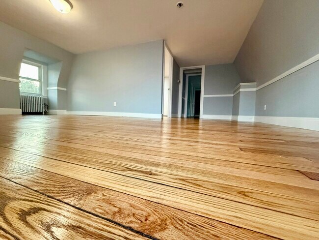 Building Photo - 1002 Main St