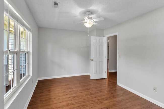 Building Photo - 129 Kingsbridge Dr