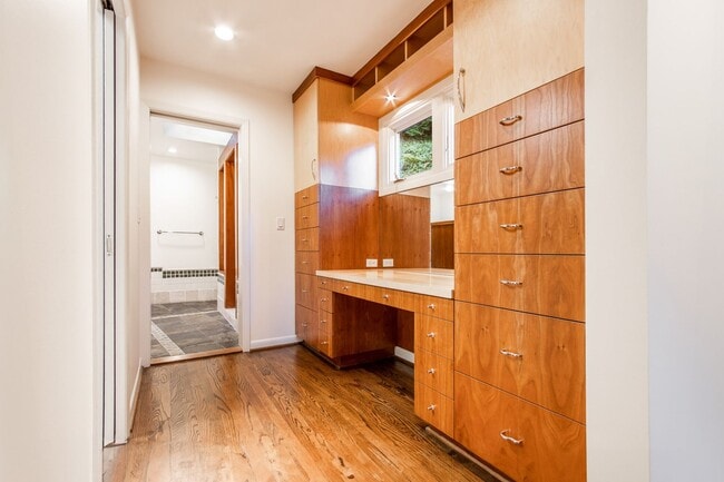 Building Photo - Portland Heights Home w/High-End Finishes! Double Range Viking Stove, Granite, Wood Floors, Sun R...