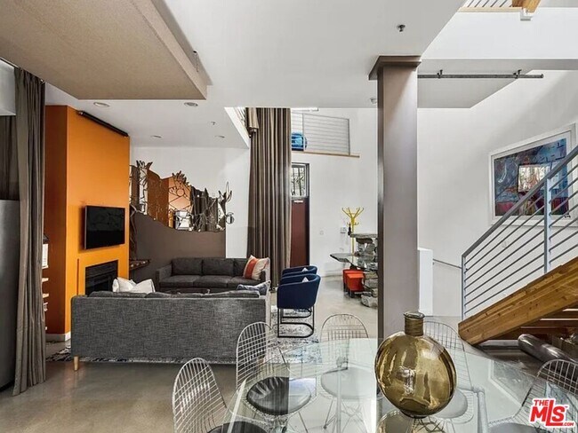 Building Photo - 815 Hampton Dr