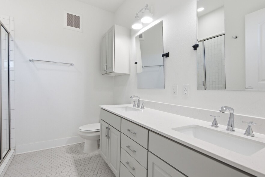 Building Photo - 4704 Sunset Trail
