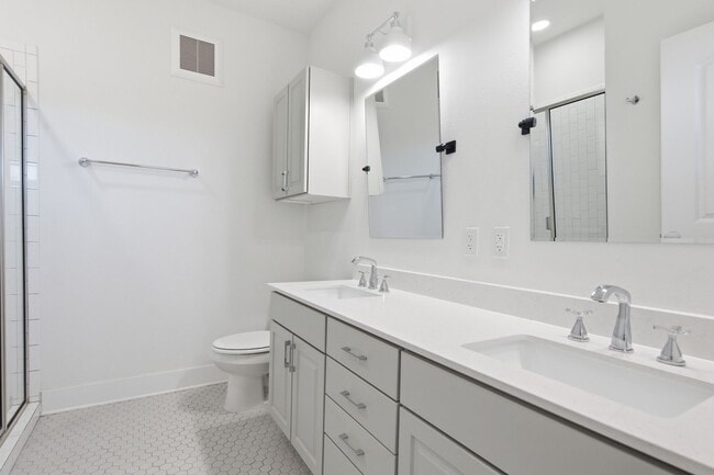Building Photo - Beautiful 2 bedroom, 2 bathroom home in Gated Sunset Valley Community!!!