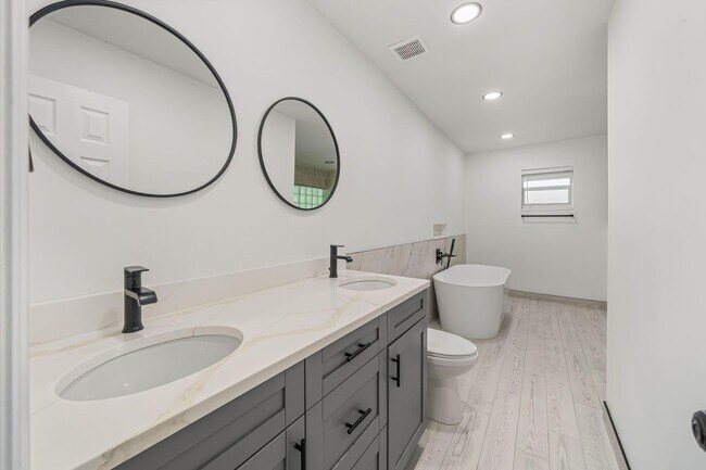 Building Photo - 908 Hibiscus Dr