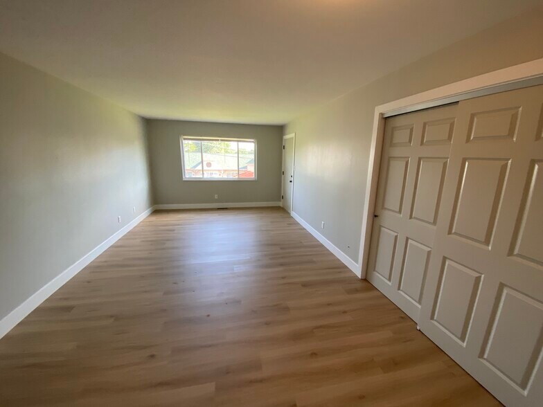 Living Area - 723 W Osage St