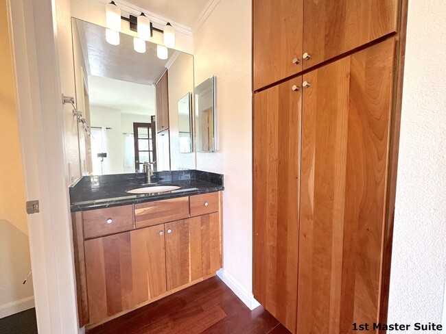 Building Photo - Spacious 3-Bedroom Condo for Rent in UTC –...