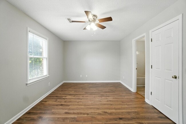 Building Photo - Updated Brick Condo in the Heart of Downto...