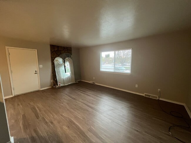 Building Photo - 3 bed 2 bath townhouse - Great Location