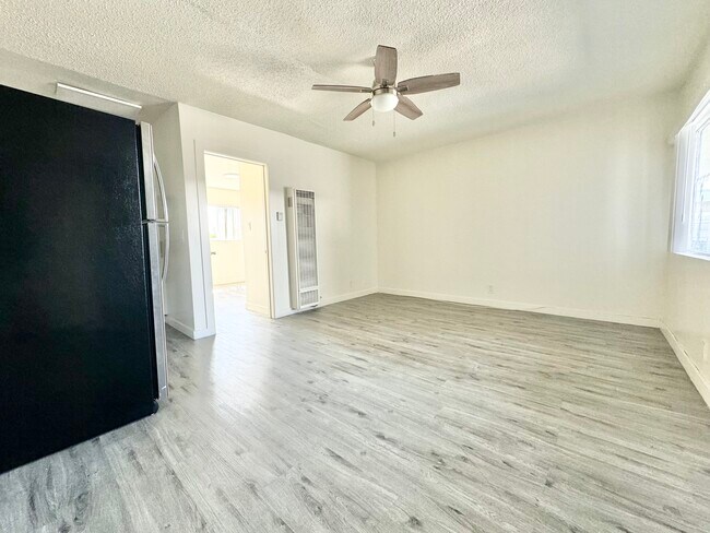 Building Photo - 510 W 87th St