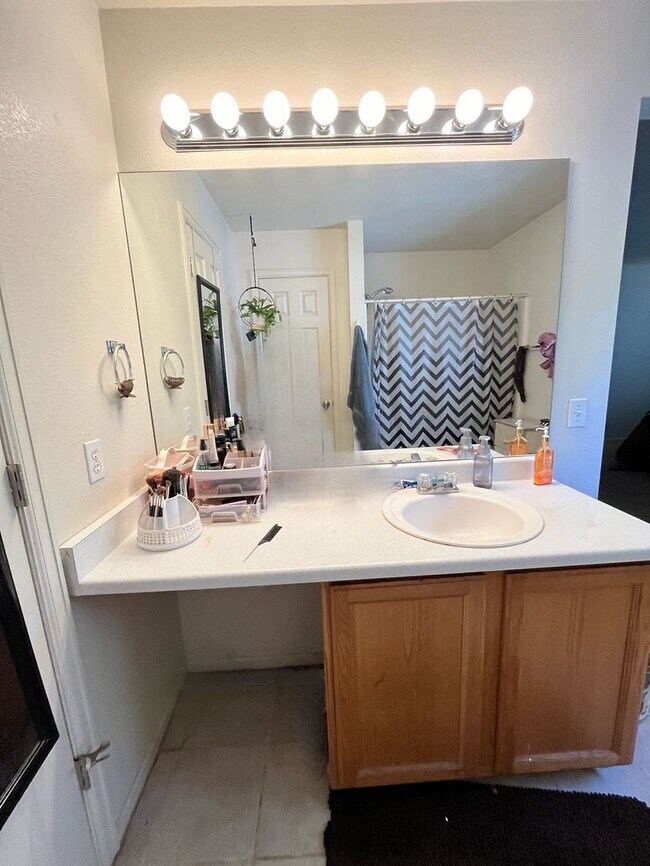 Building Photo - Lovely Townhome in Thornton
