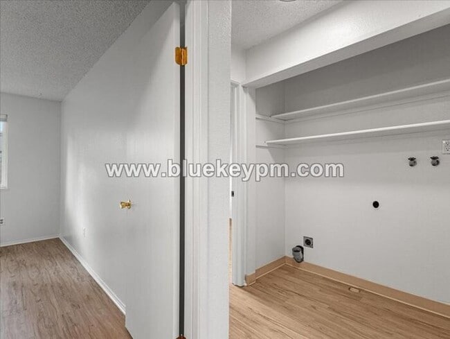 Building Photo - 3 Bed, 1.5 Bath Townhome in Hazel Dell Near Salmon Creek Regional Park