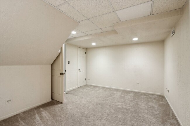 Building Photo - 232 W Grant Village