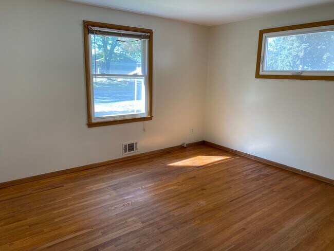 Building Photo - Charming 4-Bedroom Home in Fridley — Great Location & Yard