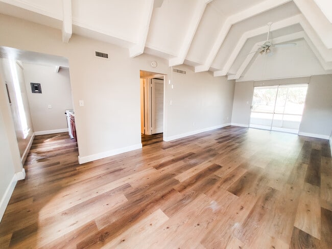 Building Photo - 4741 Club Cir