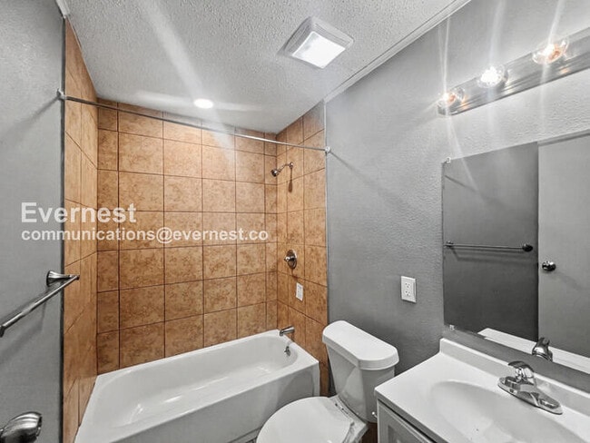 Building Photo - 3 Bed, 2 Bath Home with Fenced Yard / Pet-Friendly / Vouchers Accepted / Available Now!