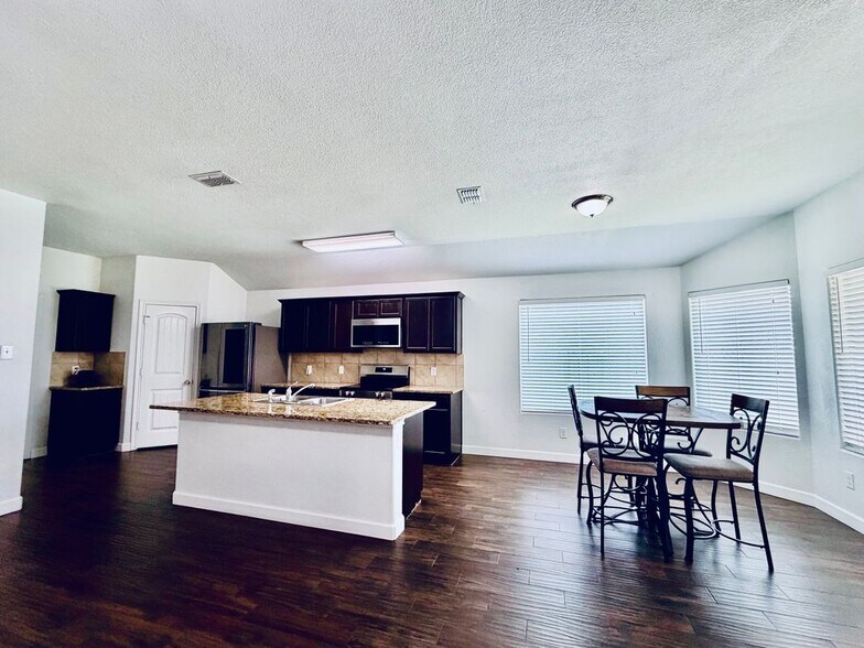 Building Photo - 520 Cantebury Park Ln