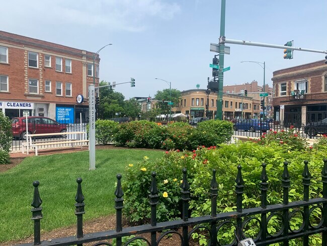 Building Photo - 3765 N Racine Ave