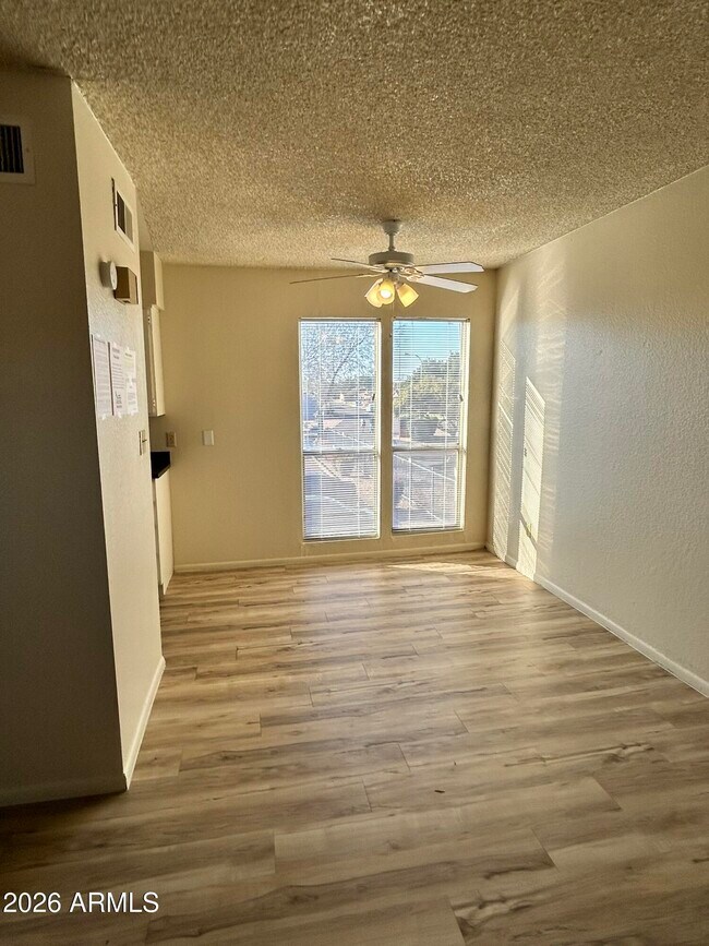 Building Photo - 2652 E Oakleaf Dr