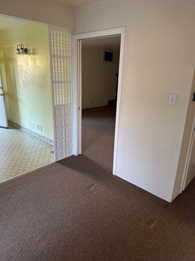 Building Photo - Desirable 2 Bedroom