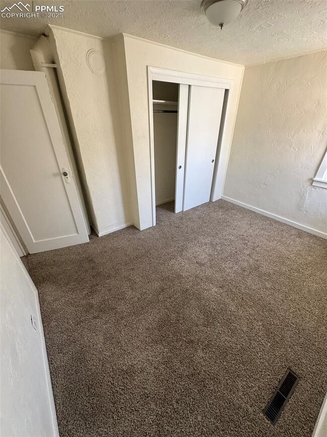 Building Photo - Centrally Located 1 Bedroom 1 Bathroom wit...