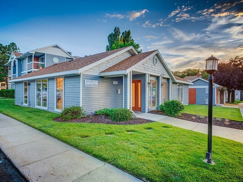 Building Photo - Creekview