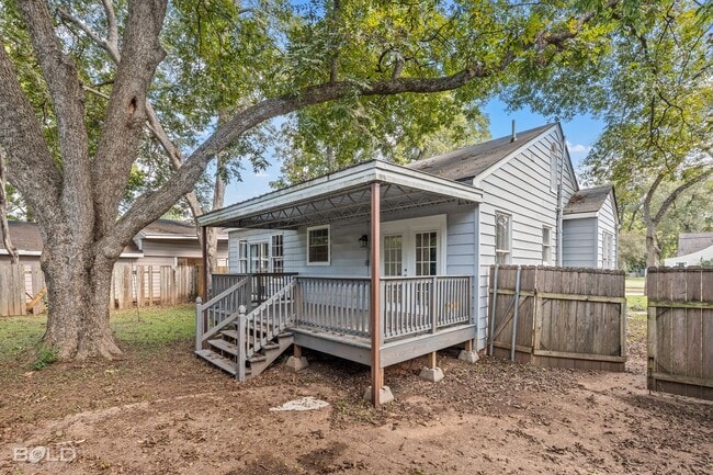 Building Photo - Check Out this 3 bed 2 bath!!