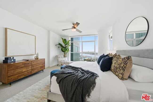 Building Photo - 13650 Marina Pointe Dr