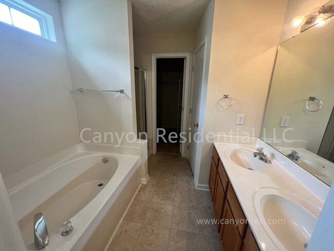 Building Photo - Beautiful 3b Room!Move in ready!