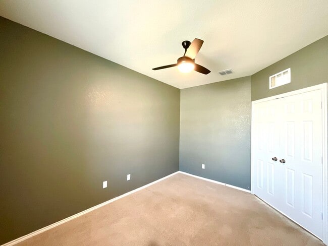 Building Photo - AVAILABLE NOW- Energy-Efficient 4/3 Home with Solar Panels & Pool Access!