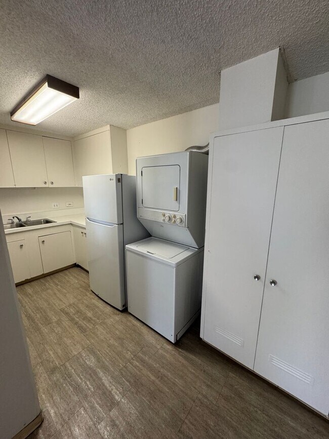 Building Photo - Large 2/2 Waikiki Condo with Parking, Lanai, A/C & W/D in unit!