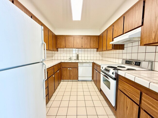 Building Photo - Recently Updated Condo with OCEAN VIEW - W...
