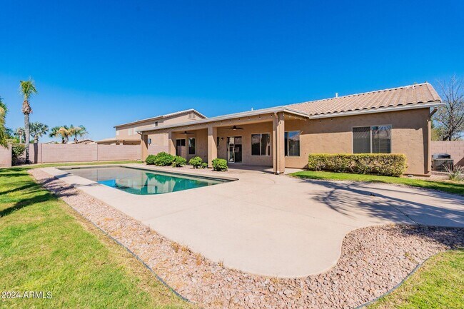 Building Photo - 1245 E San Carlos Way