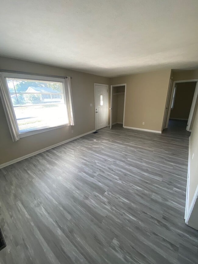 Building Photo - 2 Bedroom House!