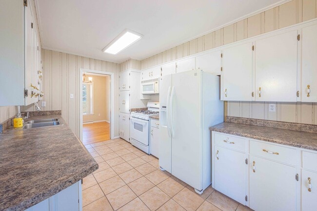 Building Photo - 202 Confederate Dr N