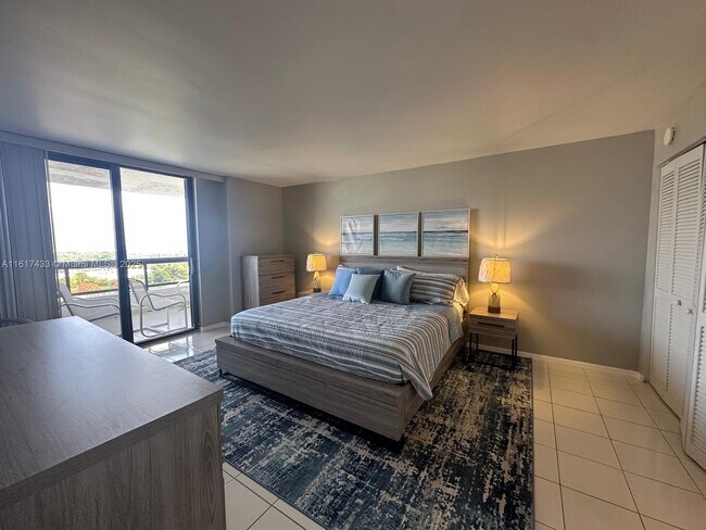 Building Photo - 2555 Collins Ave