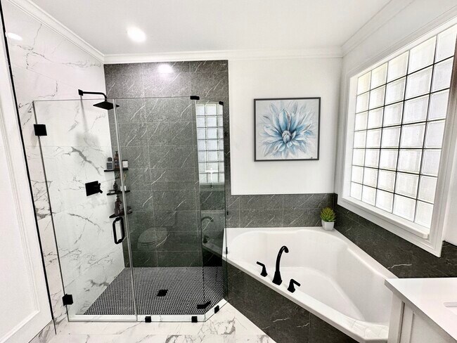 Master bathroom - 10667 Oak Bend Way