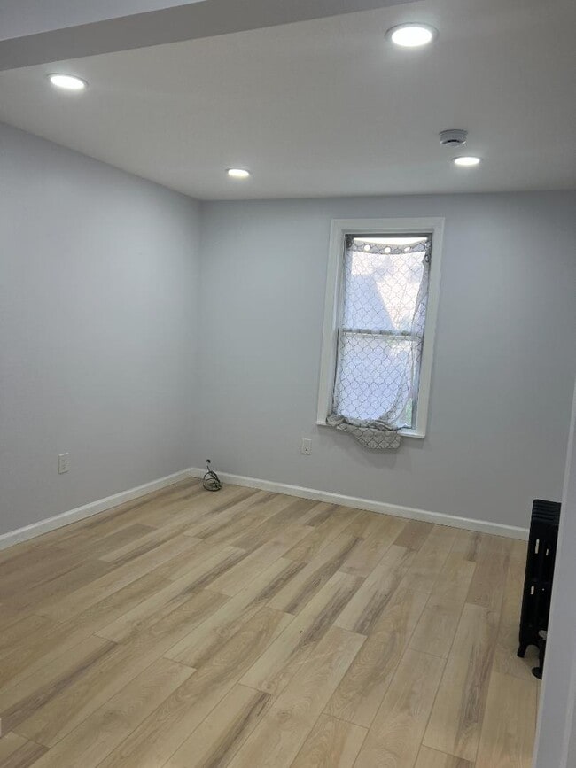 Building Photo - 273 Maple Ave