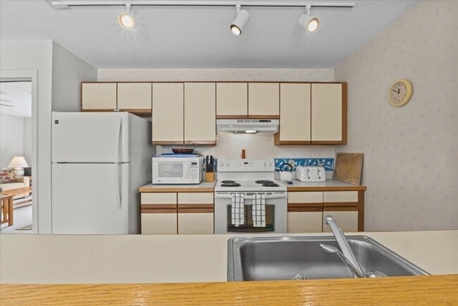 Building Photo - Gorgeous Turnkey 2BR/2BA Mountainside Condo