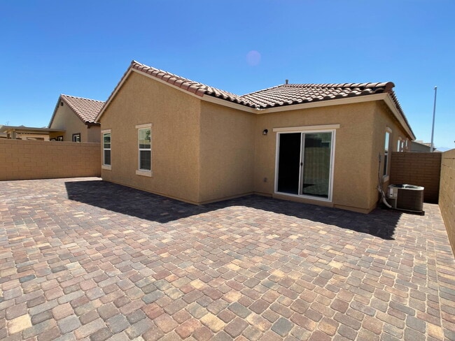 Building Photo - 4 BED 2 BATH 2 CAR GARAGE SINGLE STORY SINGLE FAMILY HOME w/ PAVED BACKYARD IN CADENCE COMMUNITY,...