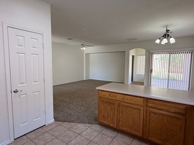 Building Photo - BRAND NEW CARPET 3 Bedroom 2 Bathroom Spacious Floorplan!
