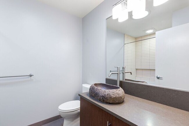 Building Photo - 2640 SW Vista Dr