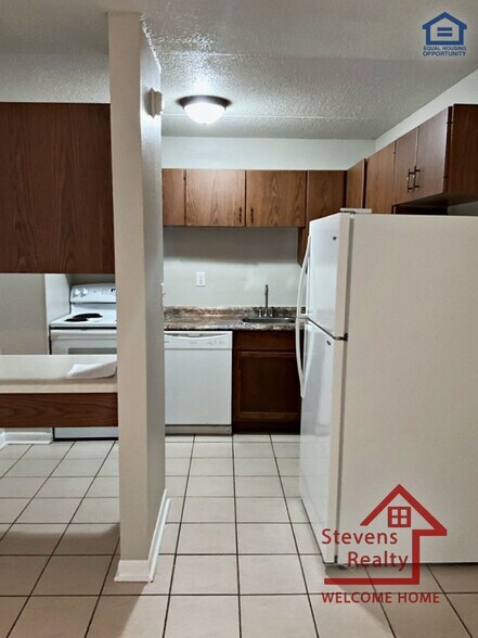 Building Photo - 915 S Seminole Dr