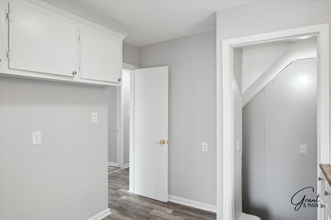 Building Photo - $1250 3 bedroom bungalow