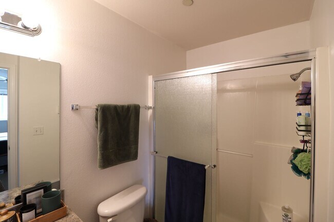 Building Photo - 2 Bed 2 Bath - Condo - W/S/G Included - Pet Friendly - NAS Whidbey