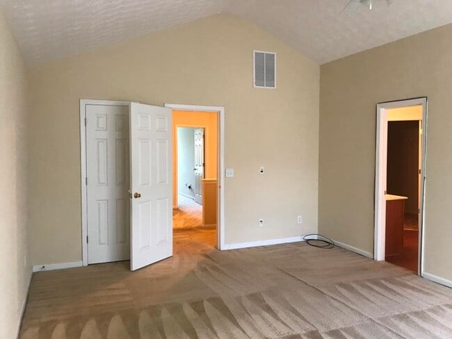 Building Photo - Spacious and Beautiful 3 Bedroom Home