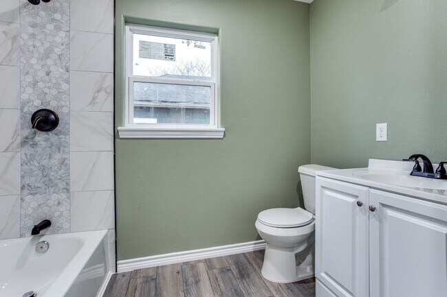 Building Photo - Beautifully Remodeled 3-1 in Sherman! Fridge, Washer and Dryer Included!