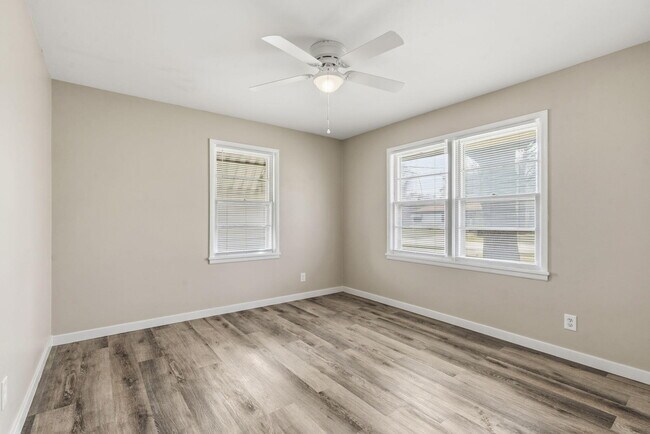 Building Photo - 1736 N Kentwood Ave