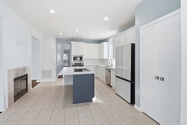 Building Photo - 201 Las Brisas St