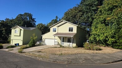 Building Photo - Large 3 bedroom