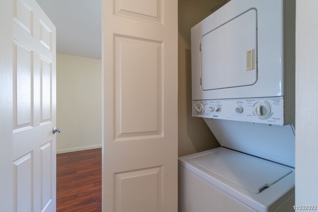 Building Photo - Available Now! Updated 3BR/2BA/2PKG unit i...